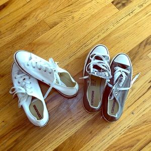 2 pairs of converse !